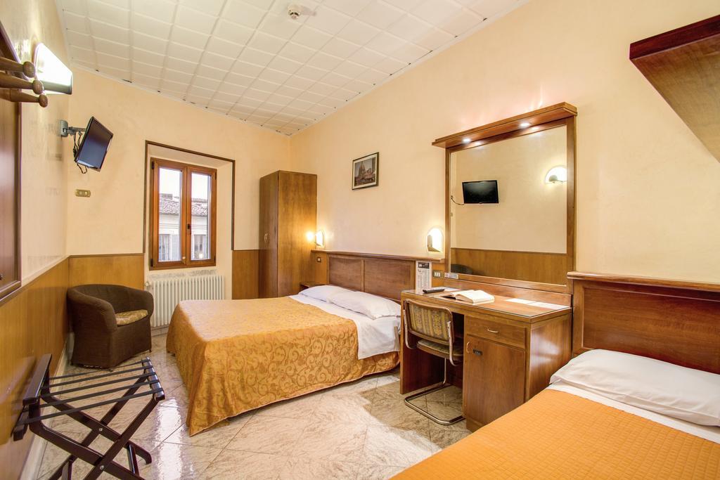 Hotel Lorena ฟลอเรนซ์ ภายนอก รูปภาพ