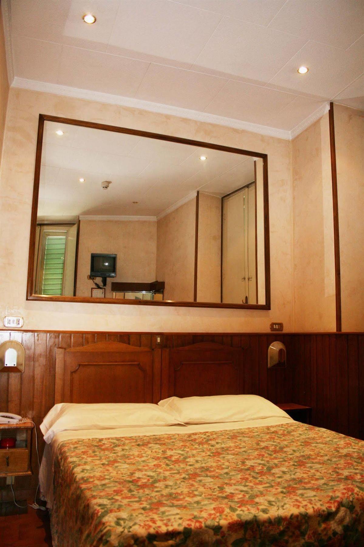 Hotel Lorena ฟลอเรนซ์ ภายนอก รูปภาพ